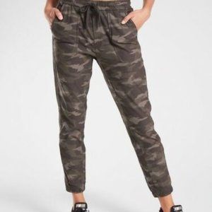 ATHLETA 6 Farallon Joggers in Camo
